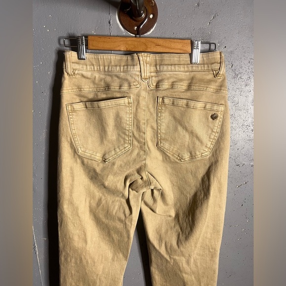 Democracy "Ab"solution High Rise Round Up
Boyfriend Jeans with Destroyed Hem. - Picture 3 of 6